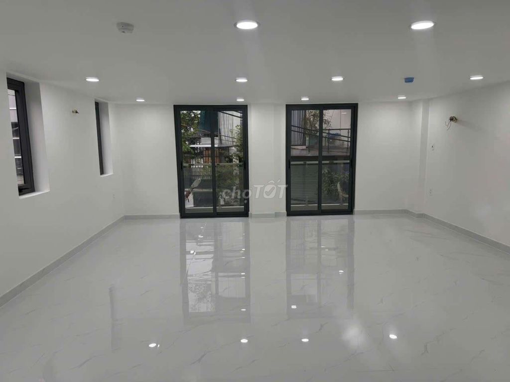 Let's have a flat, ground, first floor, elevator, pccc, two bedrooms, five toilets.