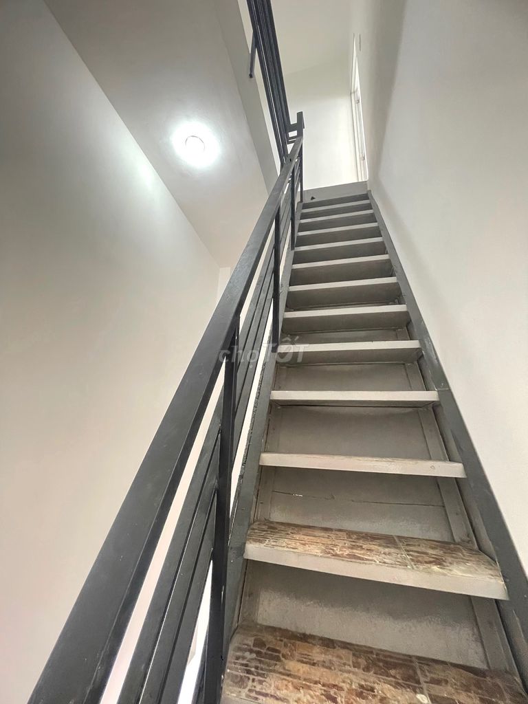 Rent a two-stair-stair-stub, two-car toilets, 8 million a month.