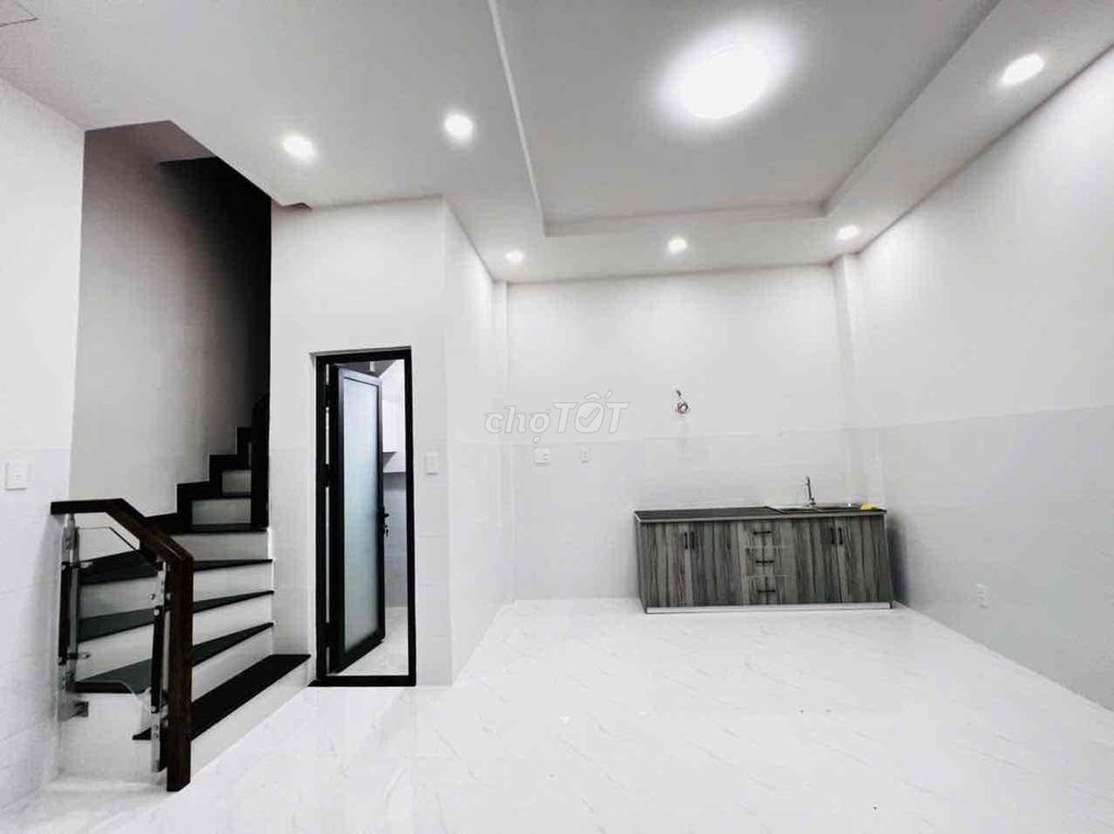 The ground 2 floors 6 6 M has 3 bedrooms 3 toilets right across the 5 Quang Trung