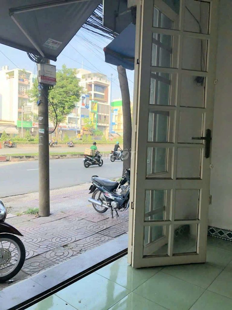 Rent a cash house Trường Chinh. Two floors, rooftop. There are five bedrooms.