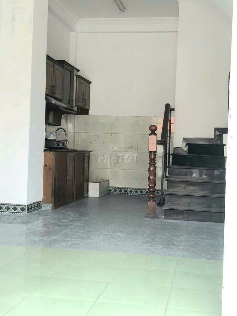 Rent a cash house Trường Chinh. Two floors, rooftop. There are five bedrooms.