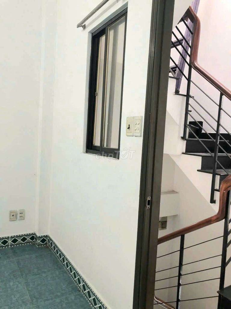 Rent a cash house Trường Chinh. Two floors, rooftop. There are five bedrooms.