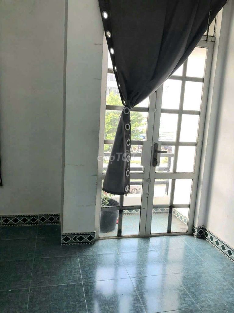 Rent a cash house Trường Chinh. Two floors, rooftop. There are five bedrooms.