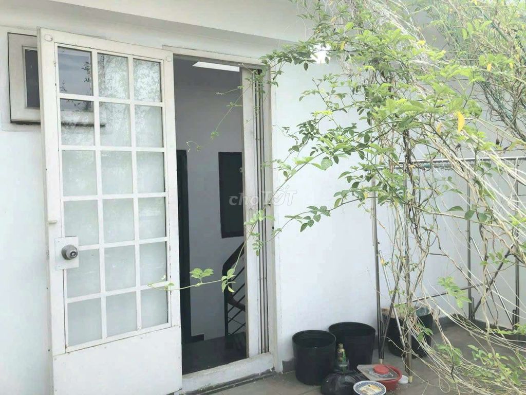 Rent a cash house Trường Chinh. Two floors, rooftop. There are five bedrooms.