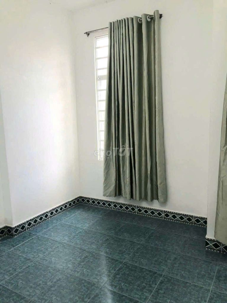 Rent a cash house Trường Chinh. Two floors, rooftop. There are five bedrooms.
