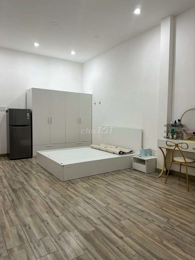 We need to rent a flat house, 72 meters, two third floor bedroom, 10 meters car.