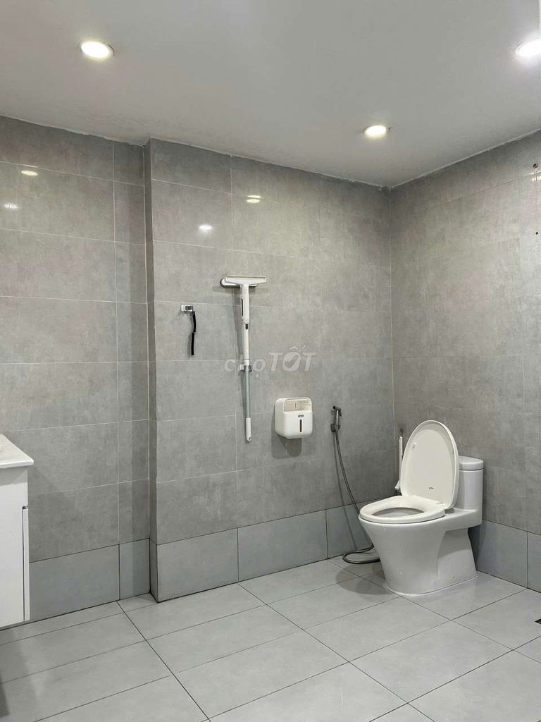 We need to rent a flat house, 72 meters, two third floor bedroom, 10 meters car.
