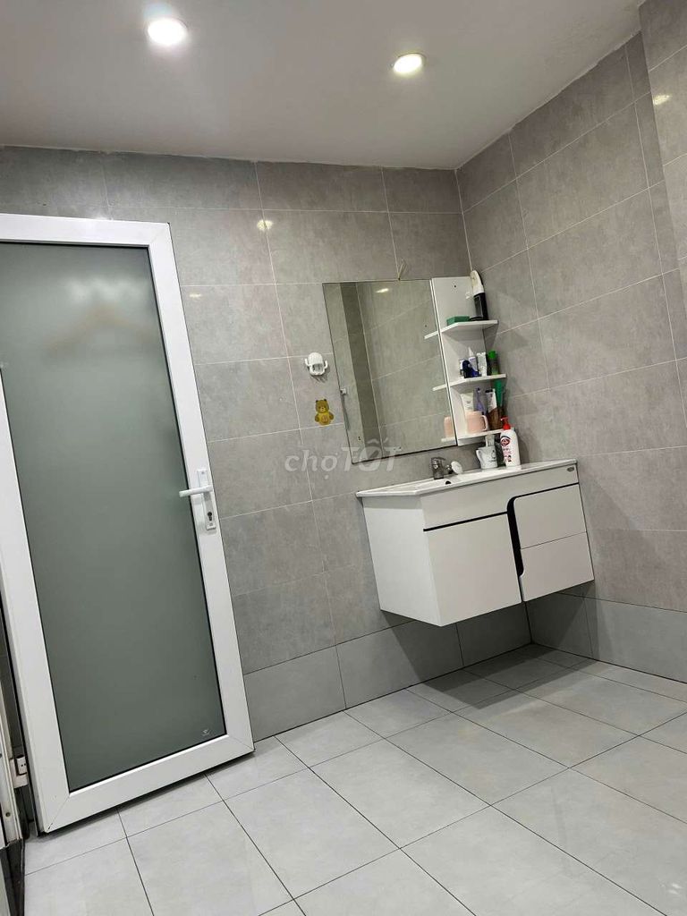 We need to rent a flat house, 72 meters, two third floor bedroom, 10 meters car.