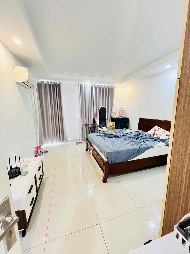 We'll rent 5 bedrooms. Full interior, home with car garages and yard.