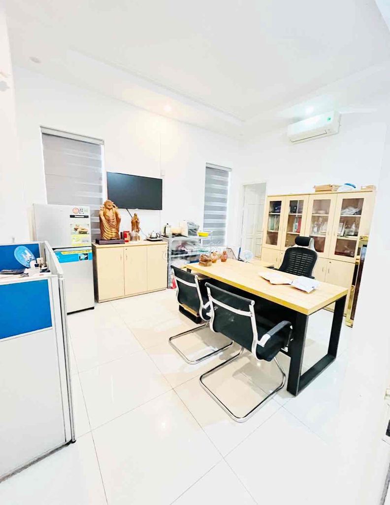 We'll rent 5 bedrooms. Full interior, home with car garages and yard.