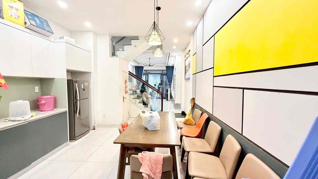 Nice new home, down the số 5 German Way.
