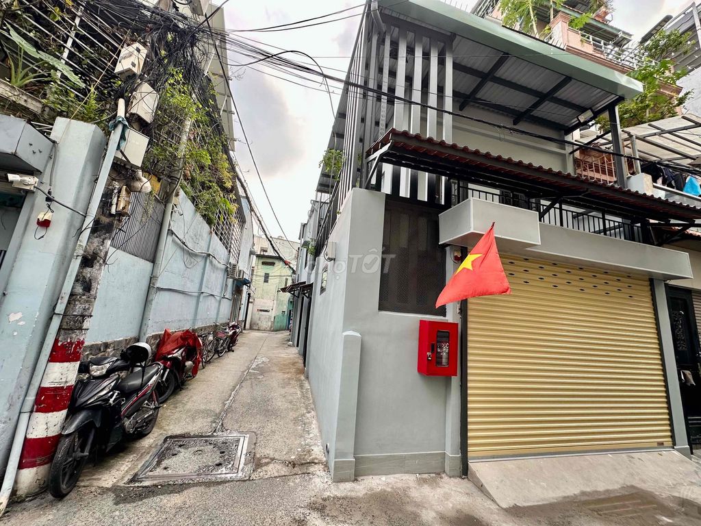 It's the owner who rents a two-sided corner of the market.