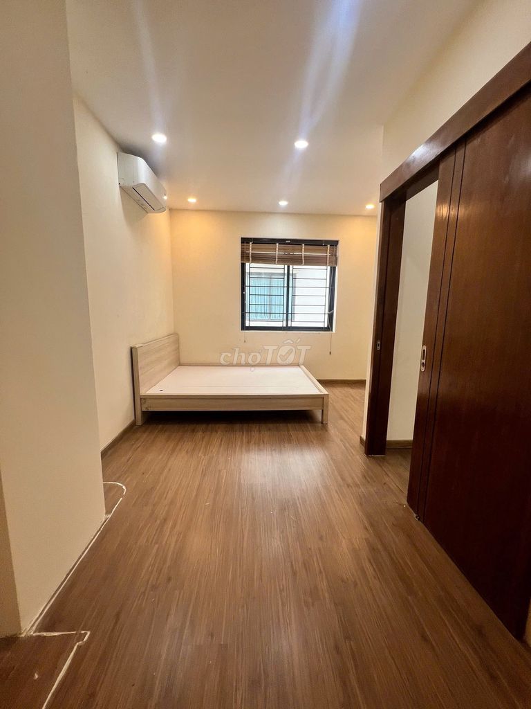 Twenty-five millionth Street Lakeview City, three bedrooms, really, three toilets.