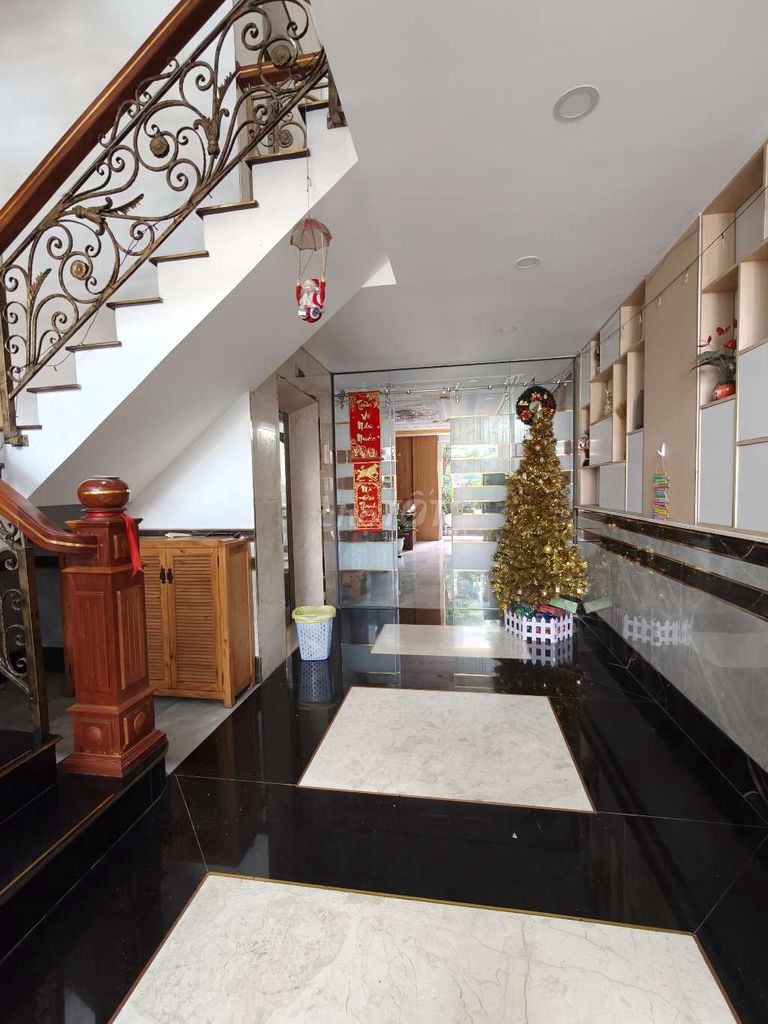 Let's get the Nguyễn Ảnh Thủ cash house to rent: 5 m35 meters costs 30 million a month.