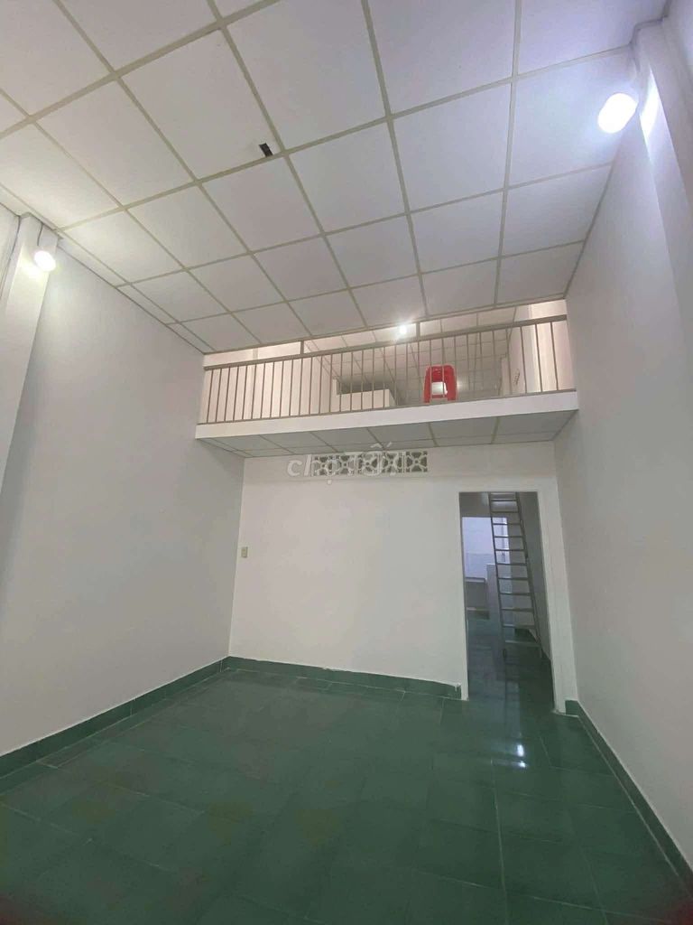 The owner of the building rents the original building on floor 64 m. Đông Hưng Thuận, District 12