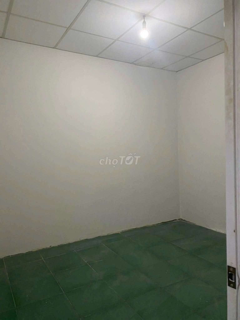 The owner of the building rents the original building on floor 64 m. Đông Hưng Thuận, District 12