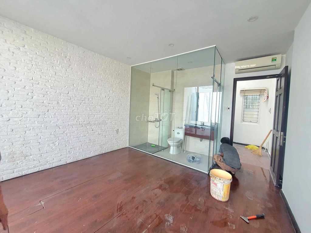 The cash house is crowded. Free car, free car, air conditioning. Two bedrooms, three toilets.