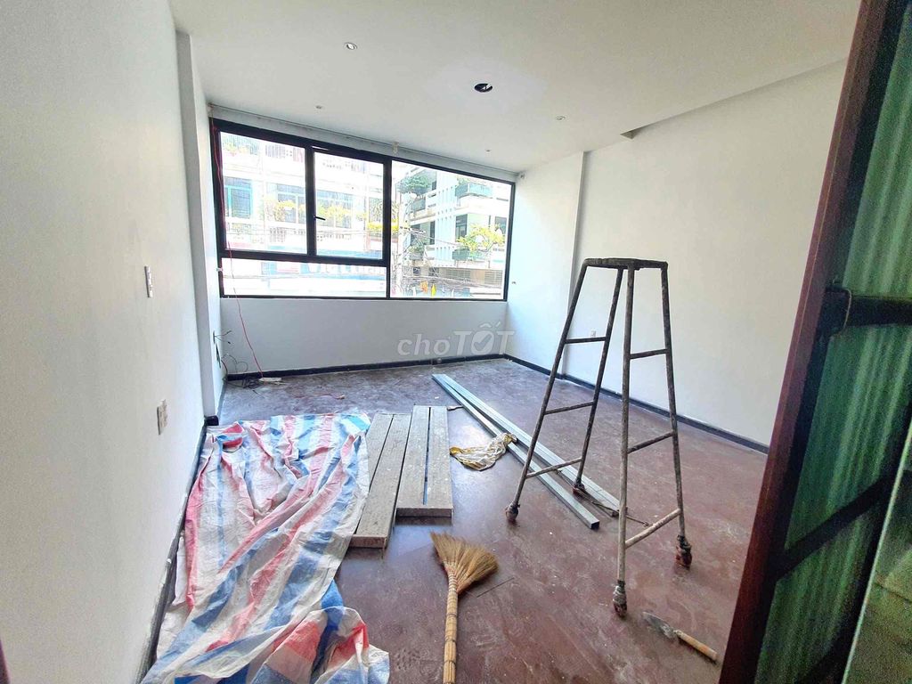 The cash house is crowded. Free car, free car, air conditioning. Two bedrooms, three toilets.