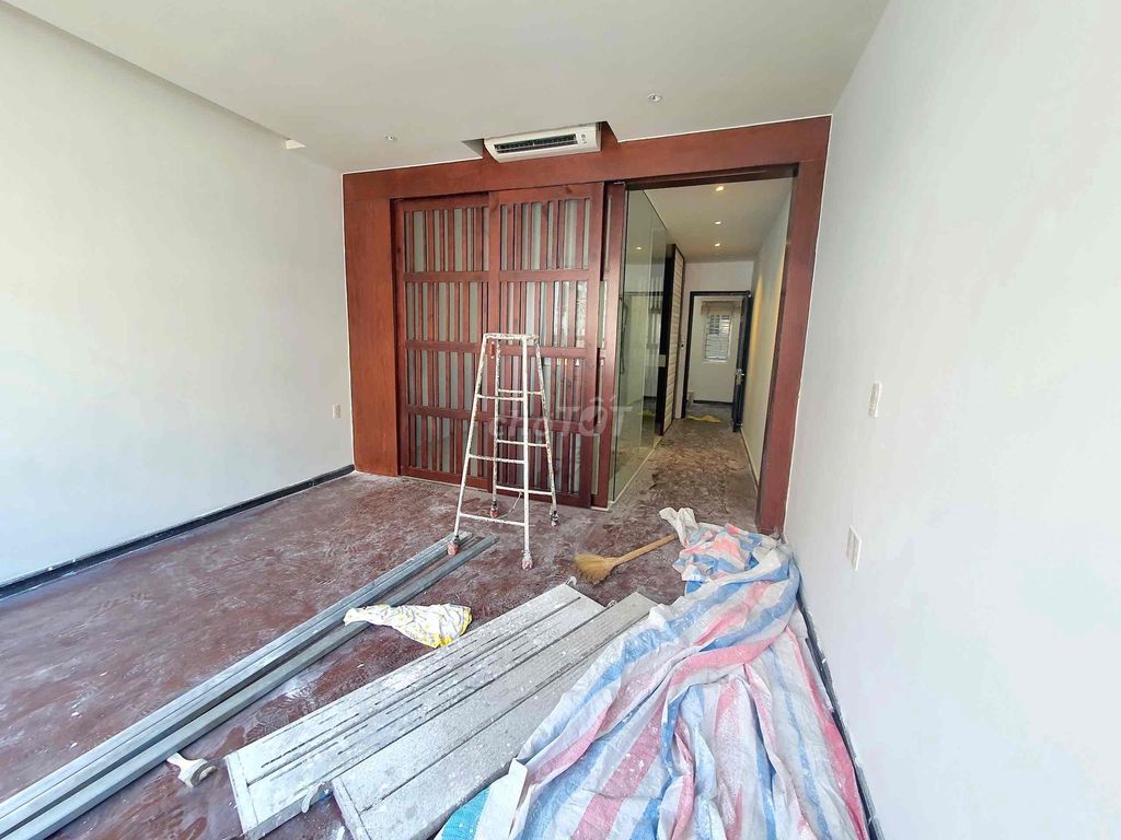 The cash house is crowded. Free car, free car, air conditioning. Two bedrooms, three toilets.