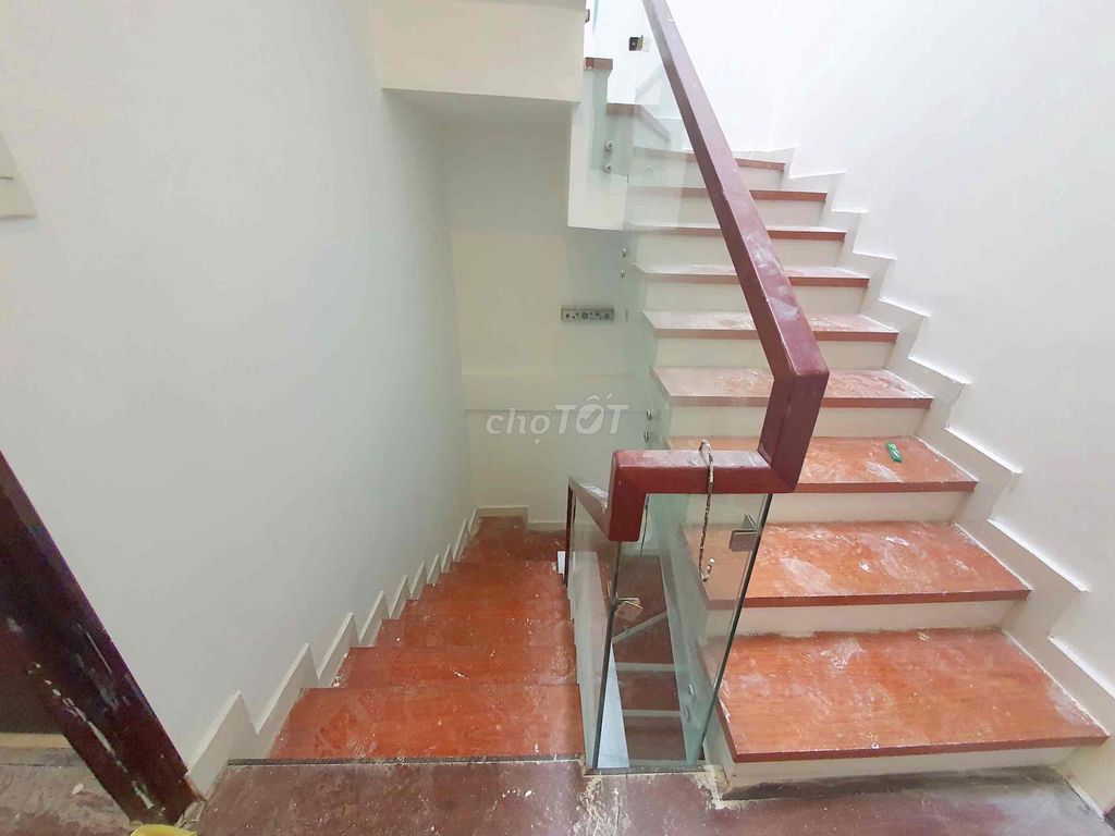 The cash house is crowded. Free car, free car, air conditioning. Two bedrooms, three toilets.