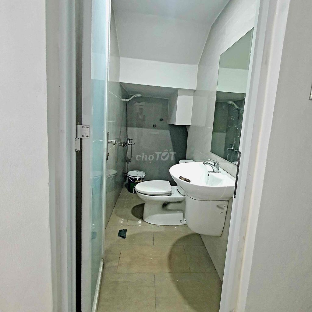 The cash house is crowded. Free car, free car, air conditioning. Two bedrooms, three toilets.