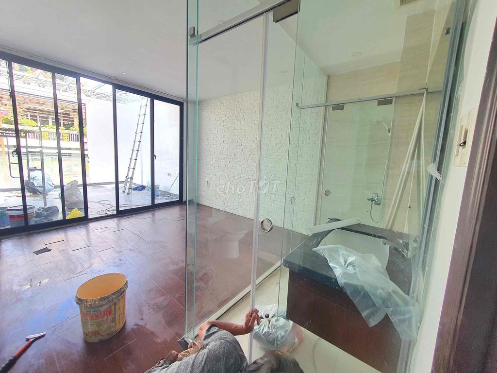 The cash house is crowded. Free car, free car, air conditioning. Two bedrooms, three toilets.