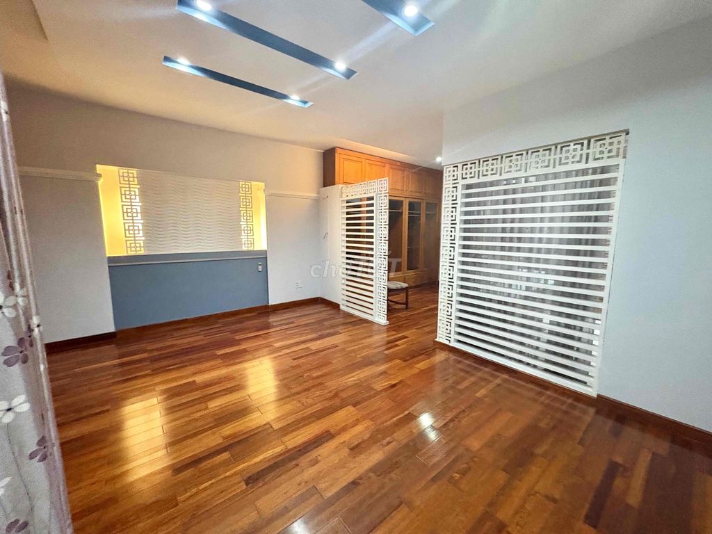 Rent a 1-1-B in the Fire Zone area 6 x 20 Xd a 3-story vault with interior.