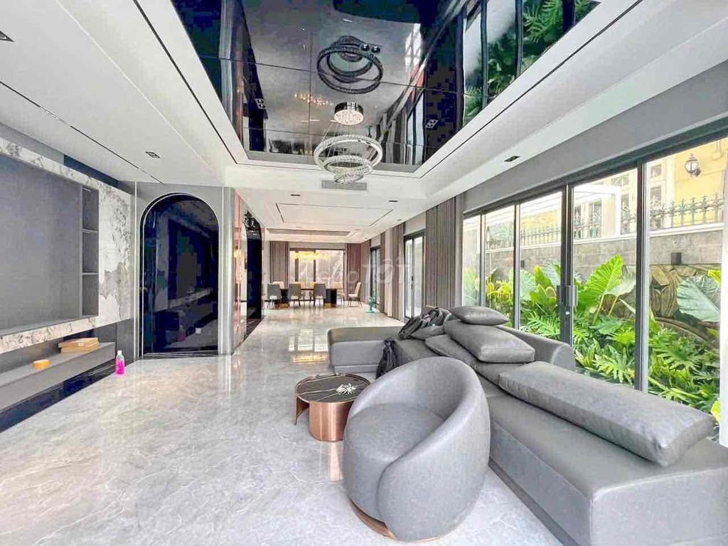 "Neptub" - 5 engine bedrooms.