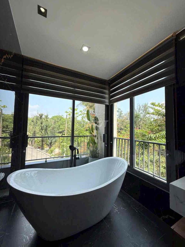 "Neptub" - 5 engine bedrooms.