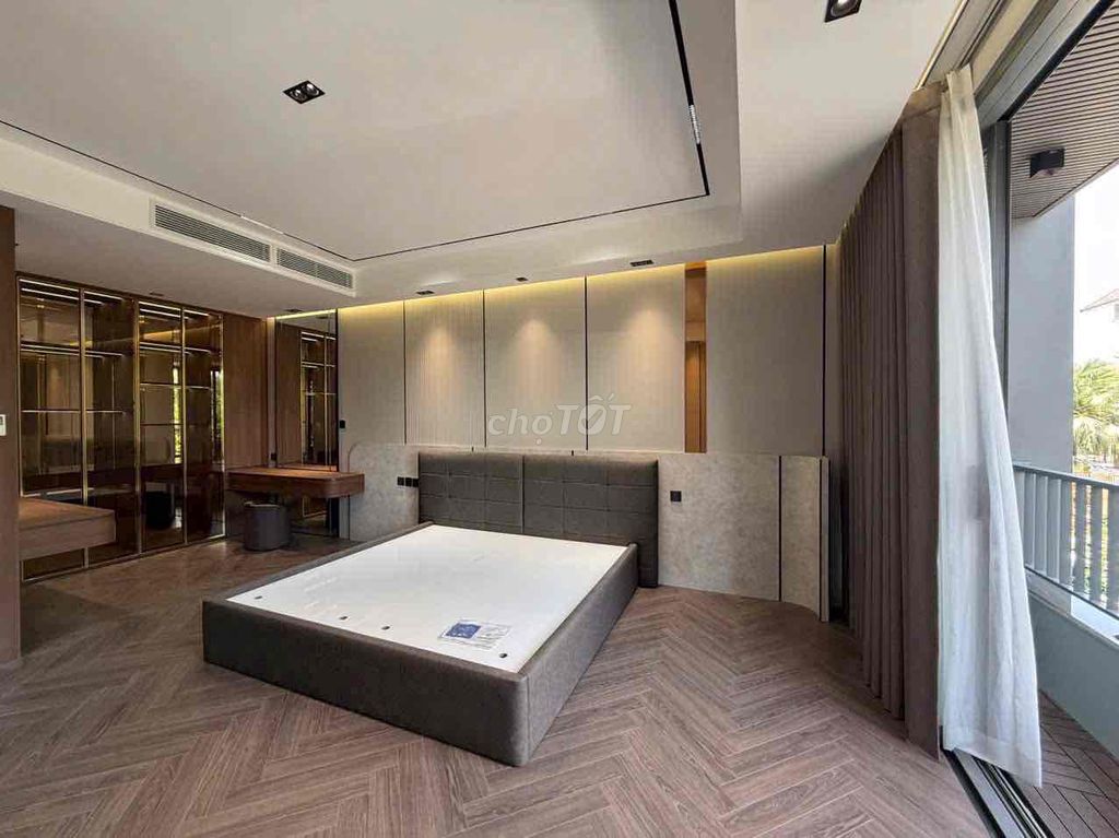 "Neptub" - 5 engine bedrooms.
