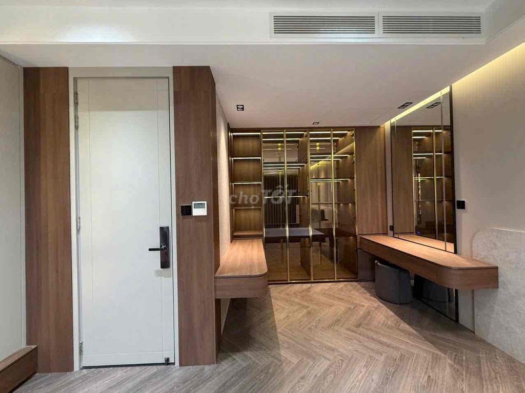 "Neptub" - 5 engine bedrooms.