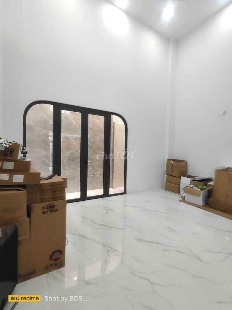 Rent a six-story apartment with a 30-million-month elevator.