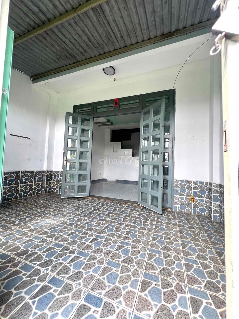 We'll rent a 5 x 1 0/10th floor 3rd floor bedroom. 3 toilets Barvet Motors.