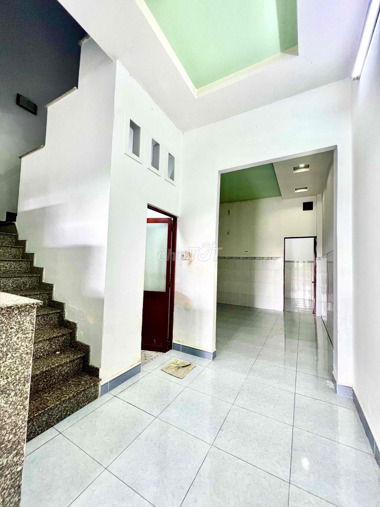 We'll rent a 5 x 1 0/10th floor 3rd floor bedroom. 3 toilets Barvet Motors.