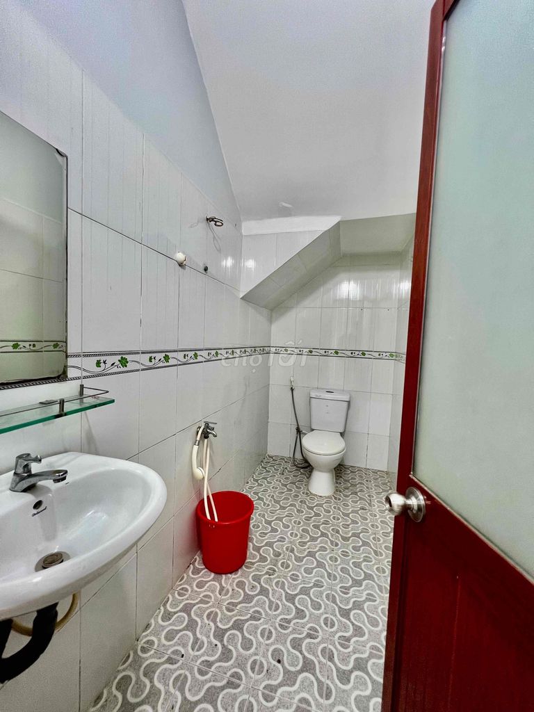 We'll rent a 5 x 1 0/10th floor 3rd floor bedroom. 3 toilets Barvet Motors.