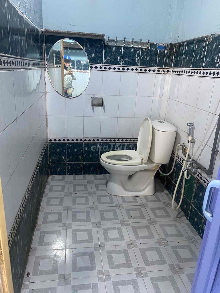 Class 4; 4/4*20; Two tight bedrooms.