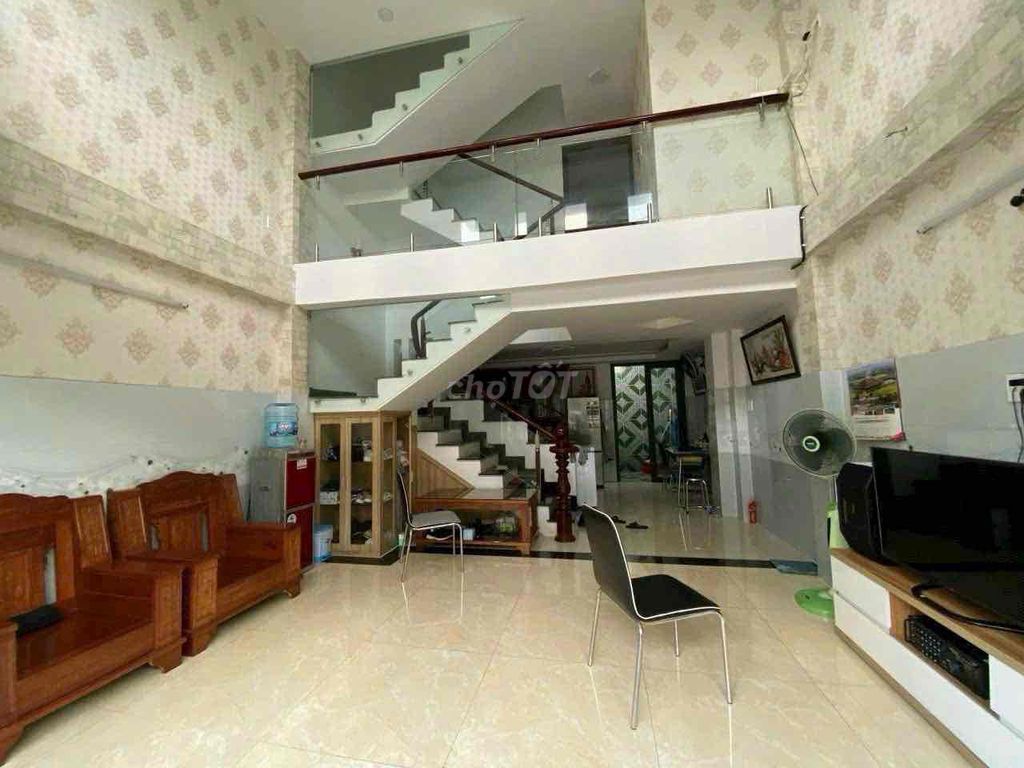 Nice three-story street right in the copper market. Five bedrooms for nine trieune.