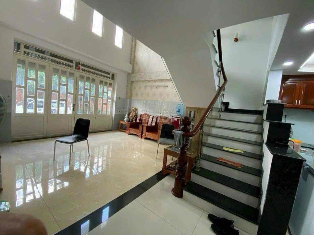 Nice three-story street right in the copper market. Five bedrooms for nine trieune.