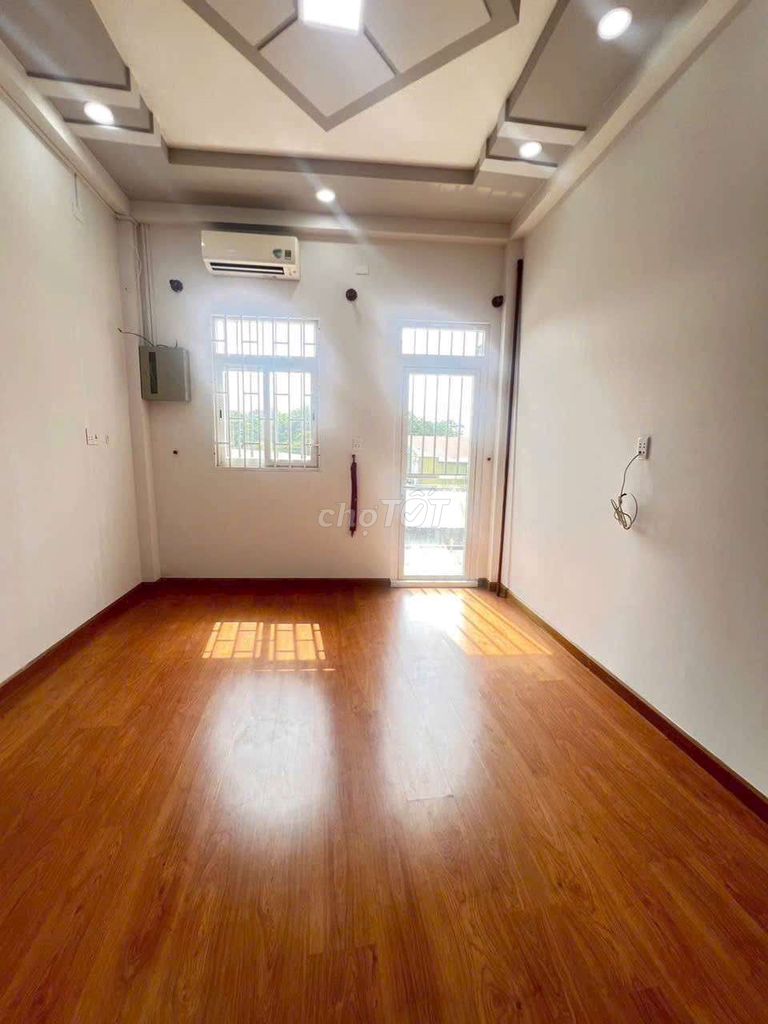 Rent a new toilet in the room, basic interior. Civil quiet.