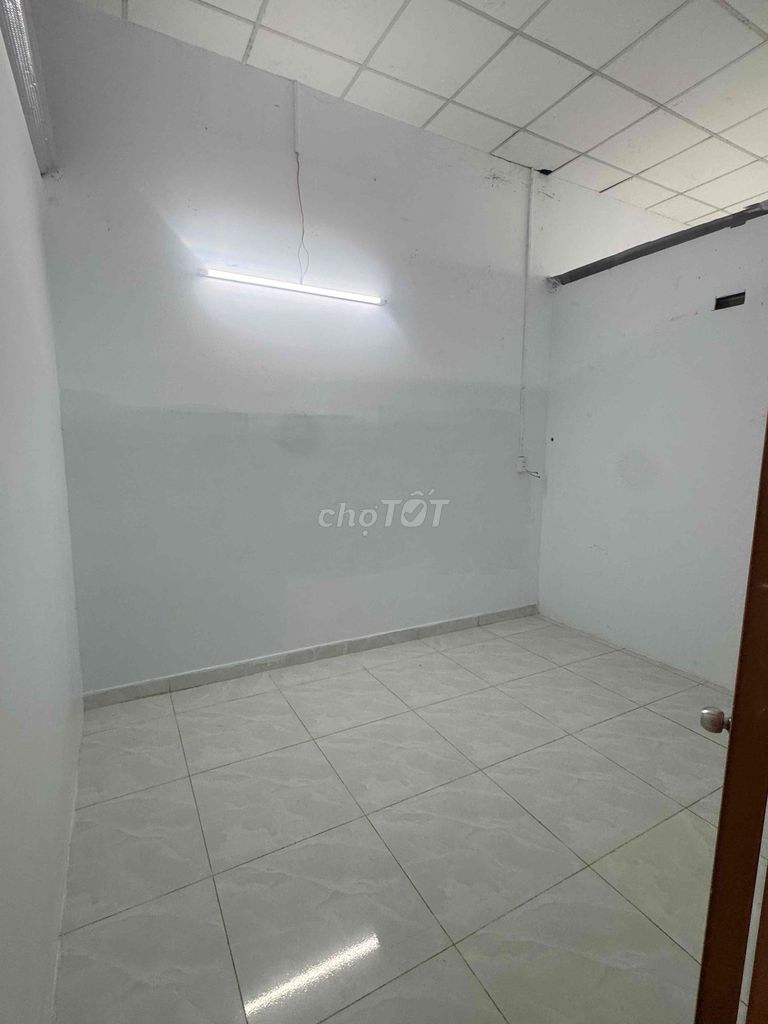 The house is wide and clear. (4 x27 m) Two bedrooms.