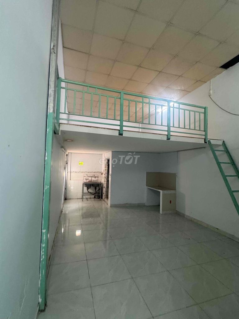The house is wide and clear. (4 x27 m) Two bedrooms.