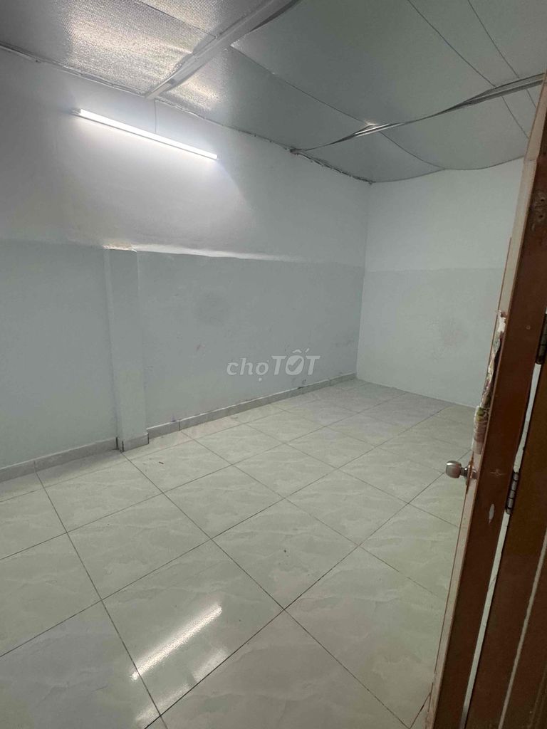 The house is wide and clear. (4 x27 m) Two bedrooms.