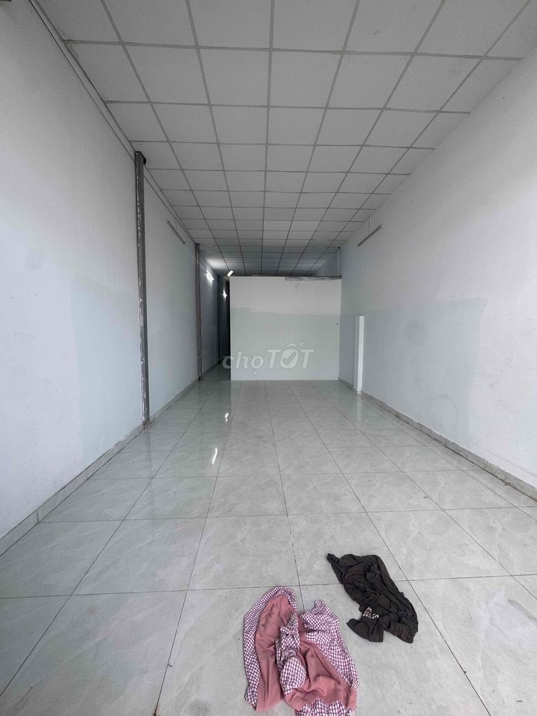 The house is wide and clear. (4 x27 m) Two bedrooms.