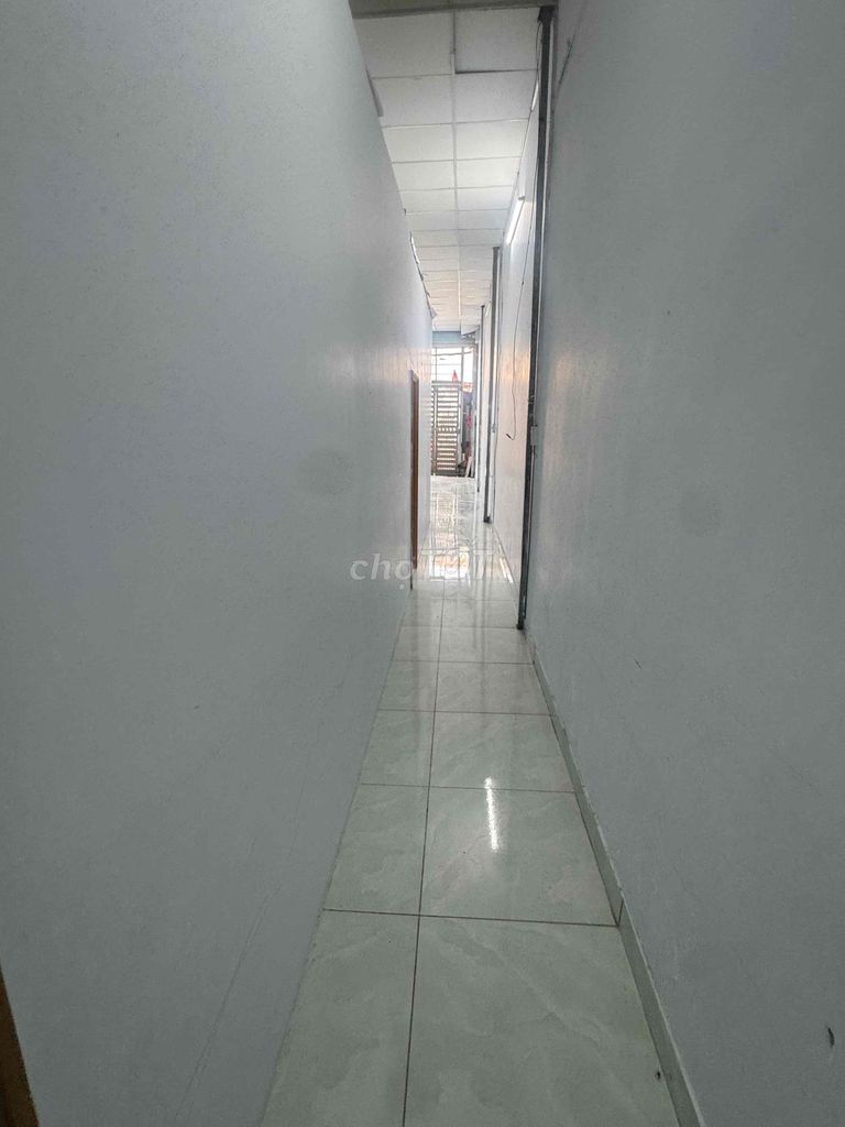 The house is wide and clear. (4 x27 m) Two bedrooms.