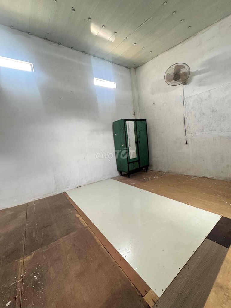 The house is empty for a hold. One warehouse right here.