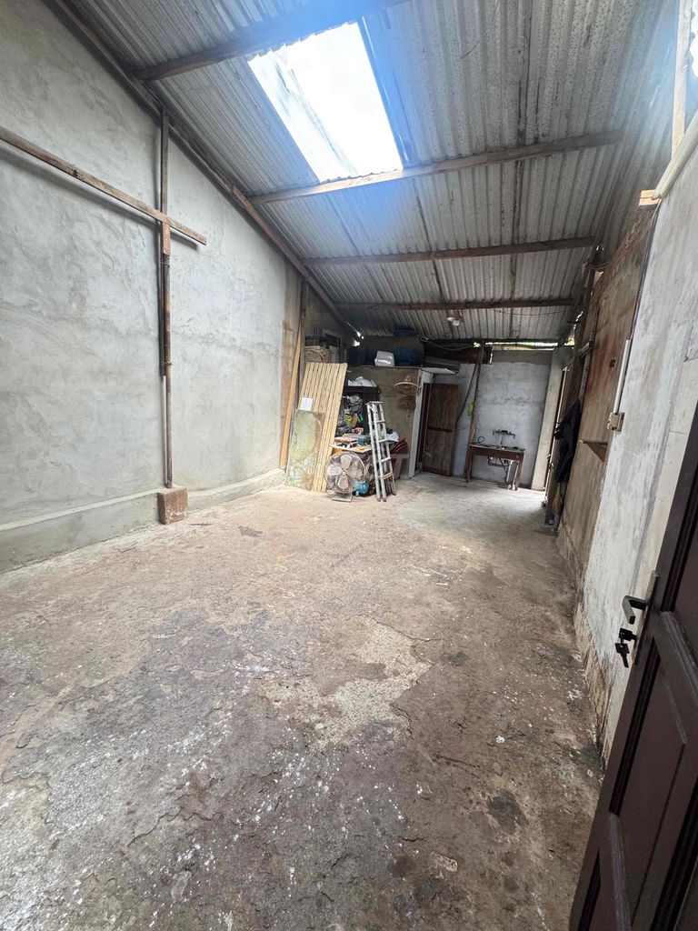 The house is empty for a hold. One warehouse right here.