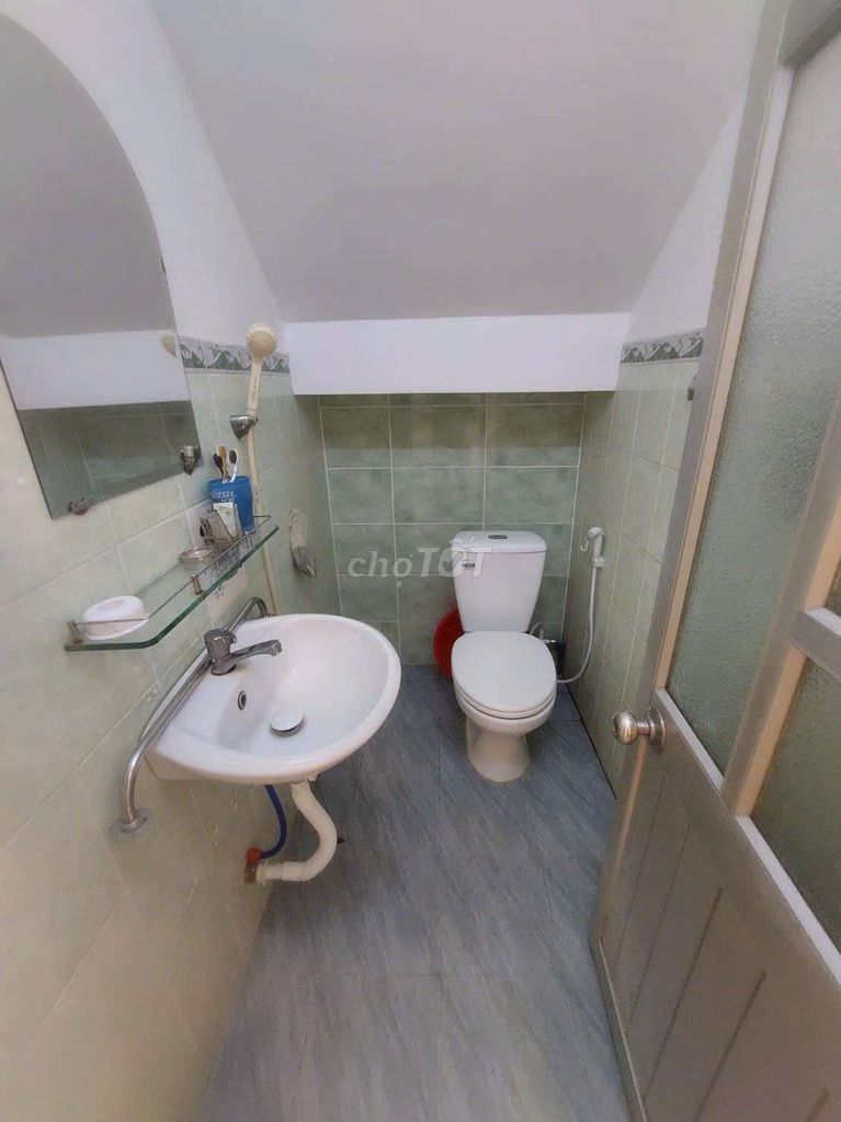 Rent a place on Penging C4 area. 4 meters. One second floor, two-foot toilets.