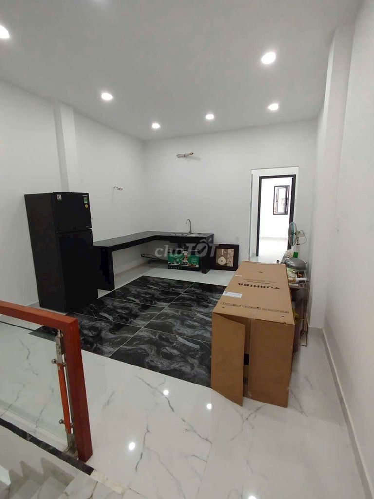 We're going to rent Tỉnh lộ 10 missile armor - 27 trieu - 4 bedrooms - full interior.