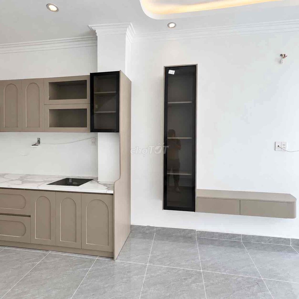 Two beautiful floors-- three bedrooms-- 8 million/8.
