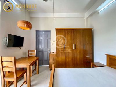 Rent a Studio Bandol window near the airport.